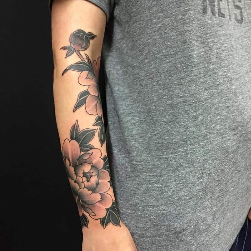 Tatuaje de crisantemo negro y gris 2