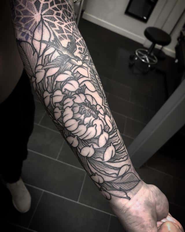 Tatuaje de crisantemo negro y gris 1