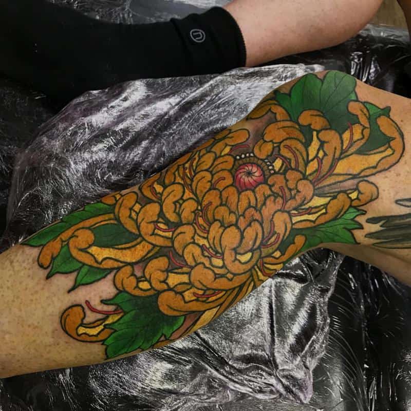 Tatuaje de crisantemo amarillo 2