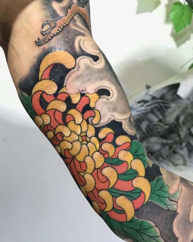 Tatuaje de crisantemo amarillo 1