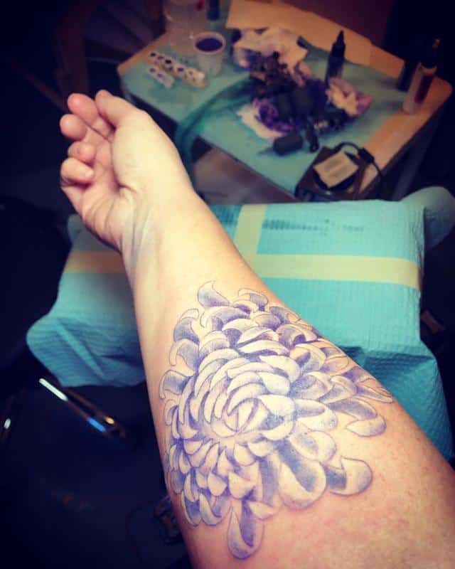 Tatuaje de crisantemo morado 2