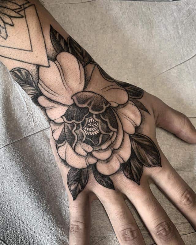 Tatuaje de mano de peonía 1