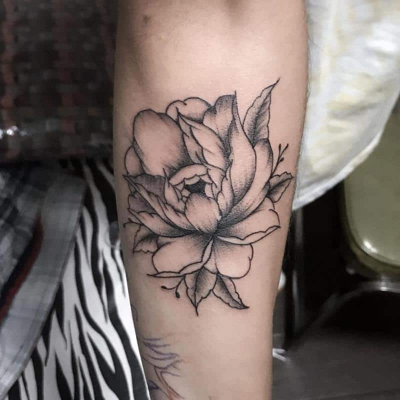 Tatuaje de peonía negra y gris 1