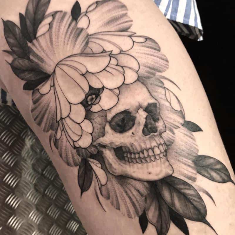 Tatuaje de peonía y calavera 1