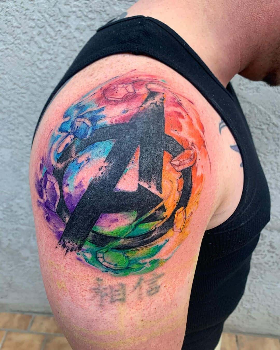 Tatuaje en el hombro, símbolo de los Vengadores