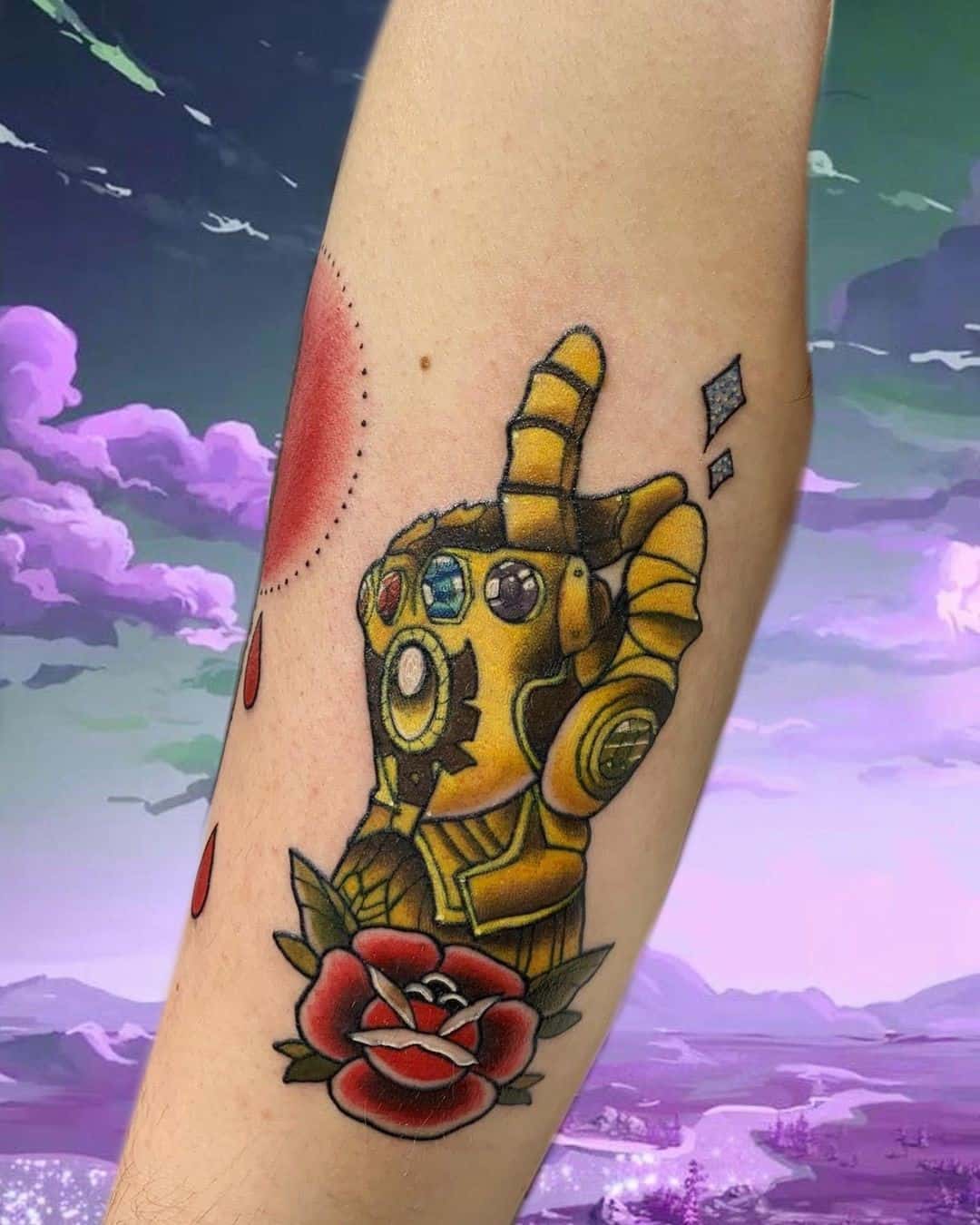 Tatuaje de vengador amarillo brillante 