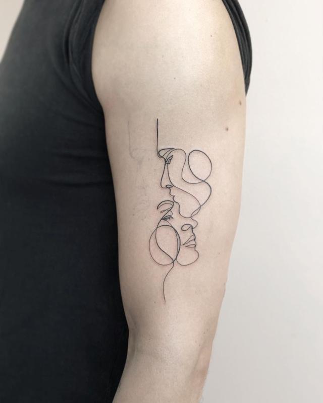 Tatuaje de bíceps de línea fina 4