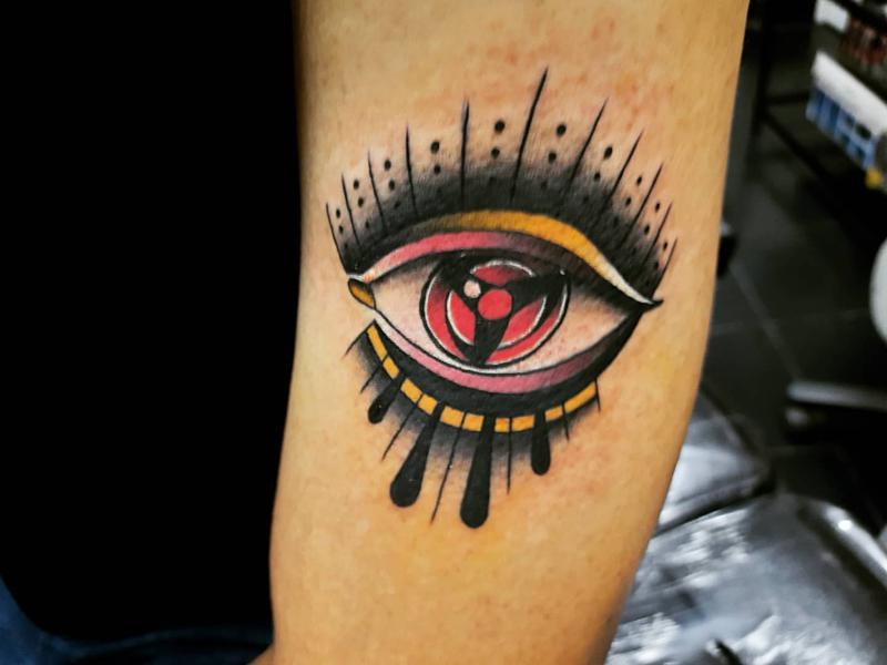 Ojo bíceps tatuaje 4