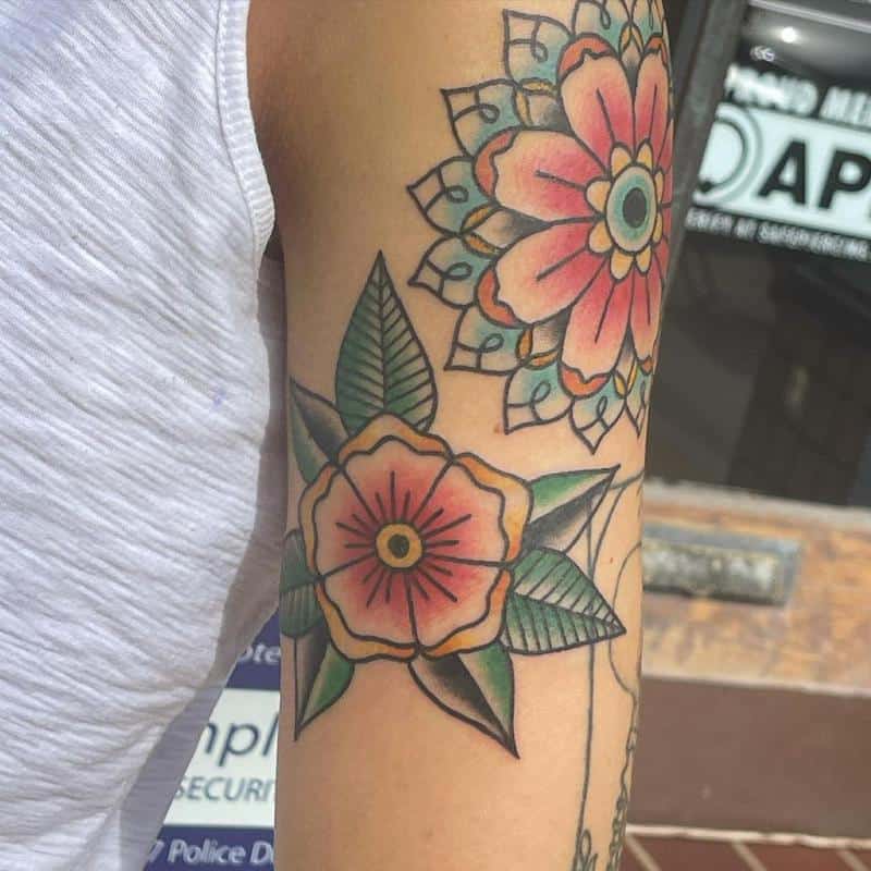 Tatuaje de bíceps floral 5