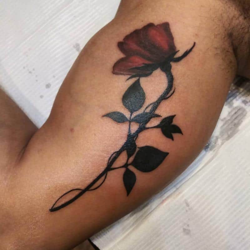 Tatuaje de bíceps floral 4