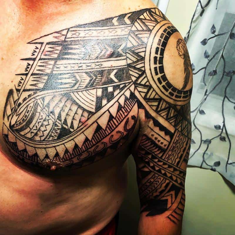 Tatuaje tribal en el pecho 3