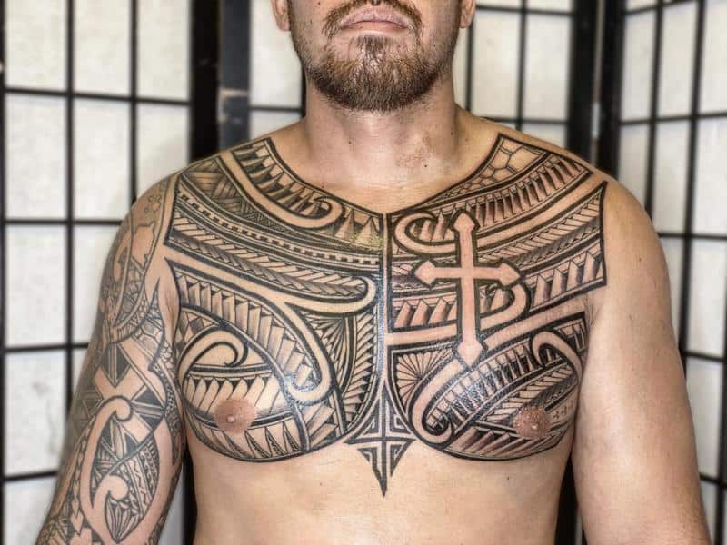 Tatuaje tribal en el pecho 2