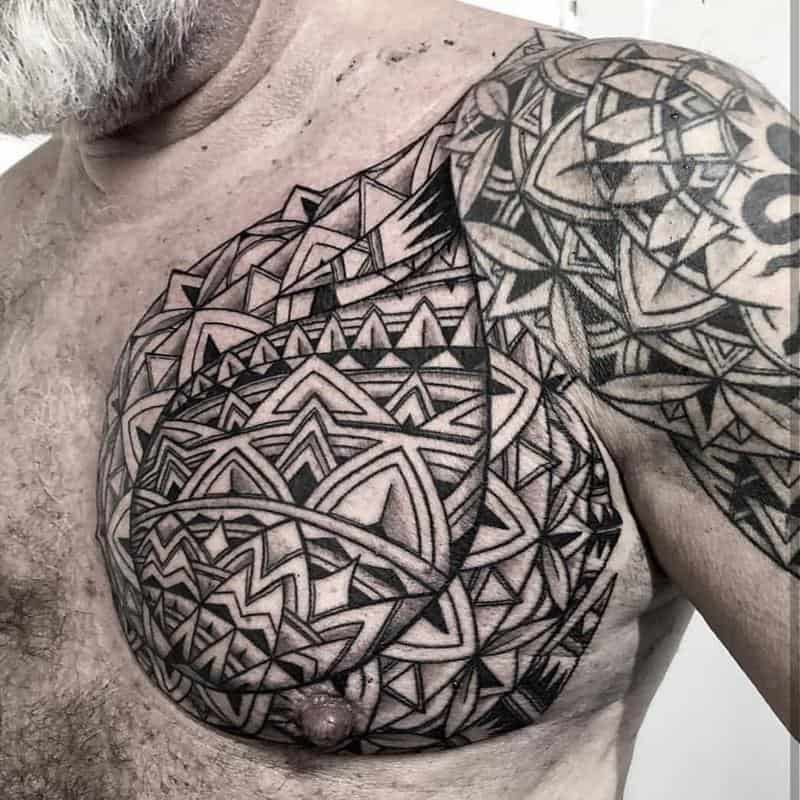 Tatuaje tribal en el pecho 5