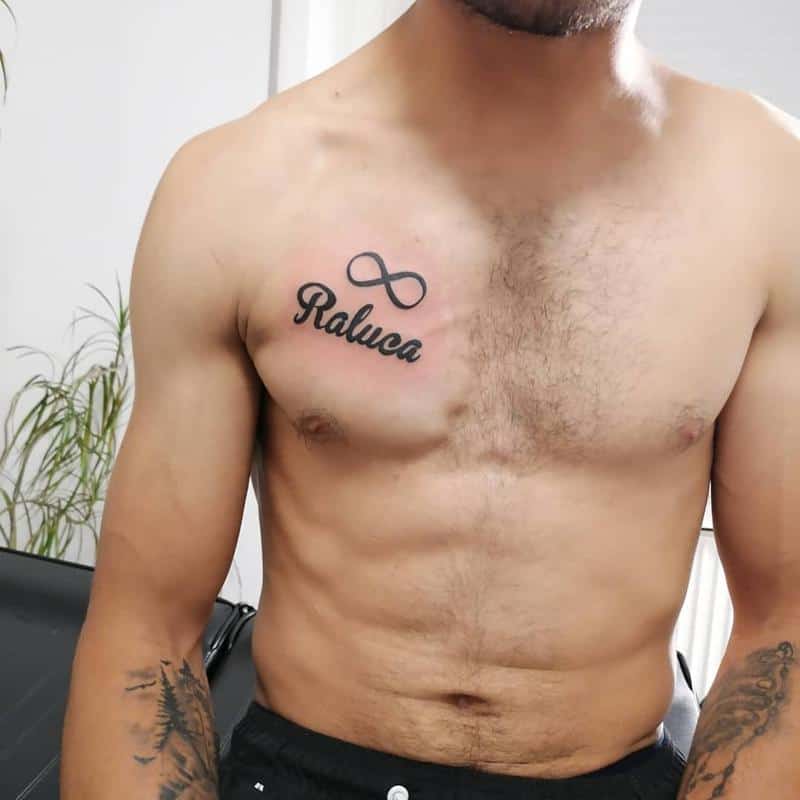 Tatuaje de nombre en el pecho 1