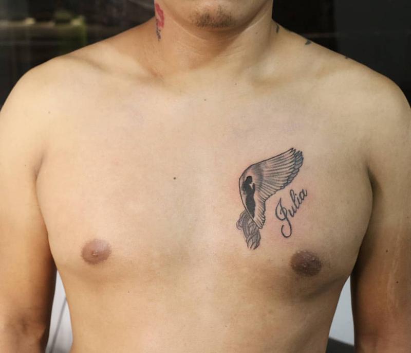 Tatuaje de nombre en el pecho 3