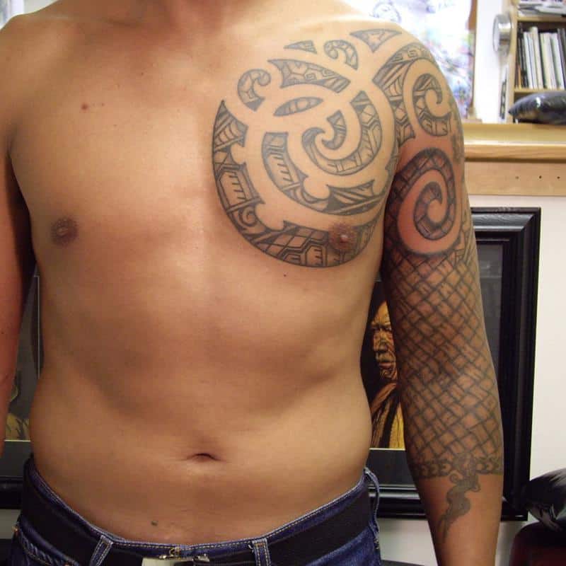 Tatuaje tribal en el pecho 4