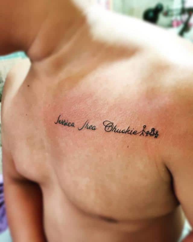 Tatuaje de nombre en el pecho 2