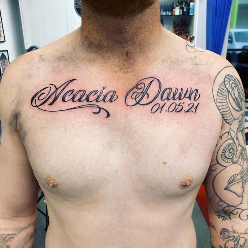 Tatuaje de nombre en el pecho 4