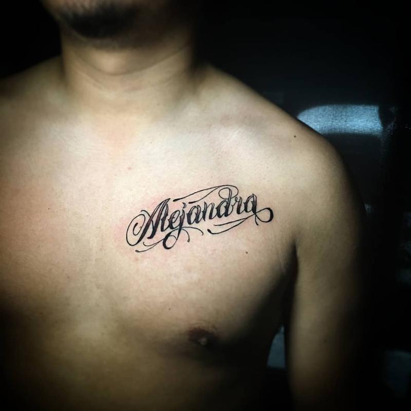 Tatuaje de nombre en el pecho 5