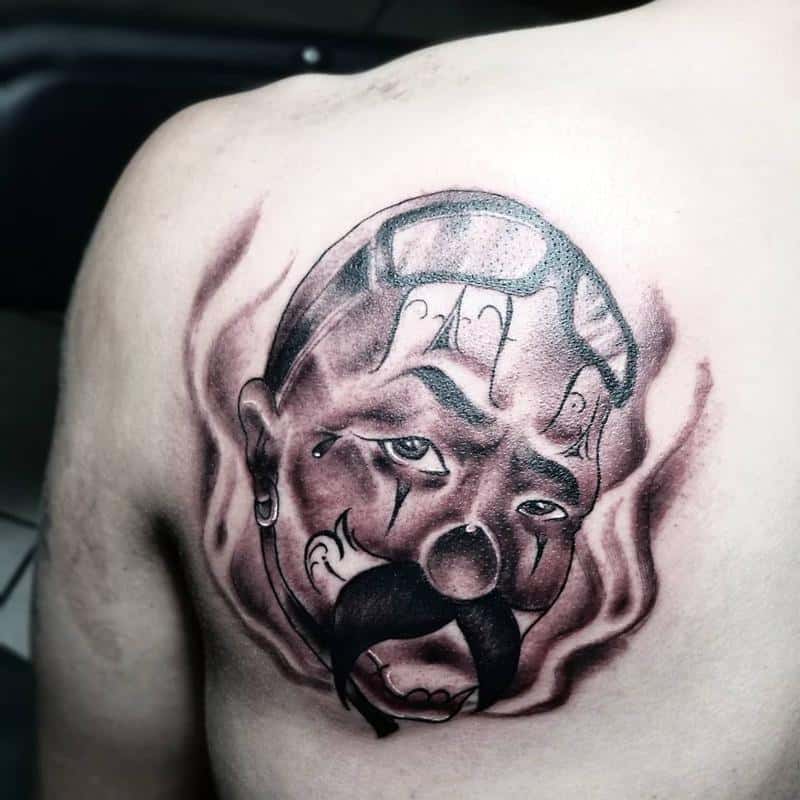 Tatuaje de gángster en el pecho 2