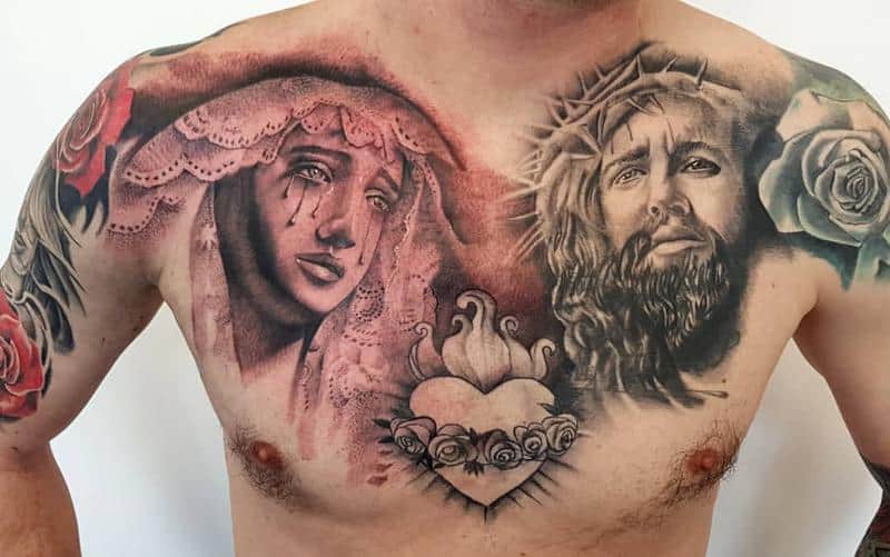 Tatuaje religioso en el pecho 1