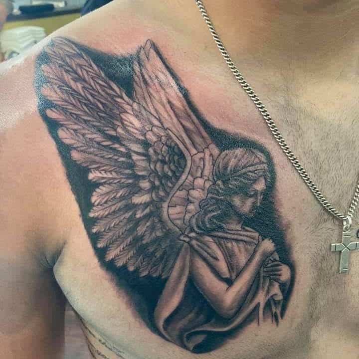 Tatuaje religioso en el pecho 4