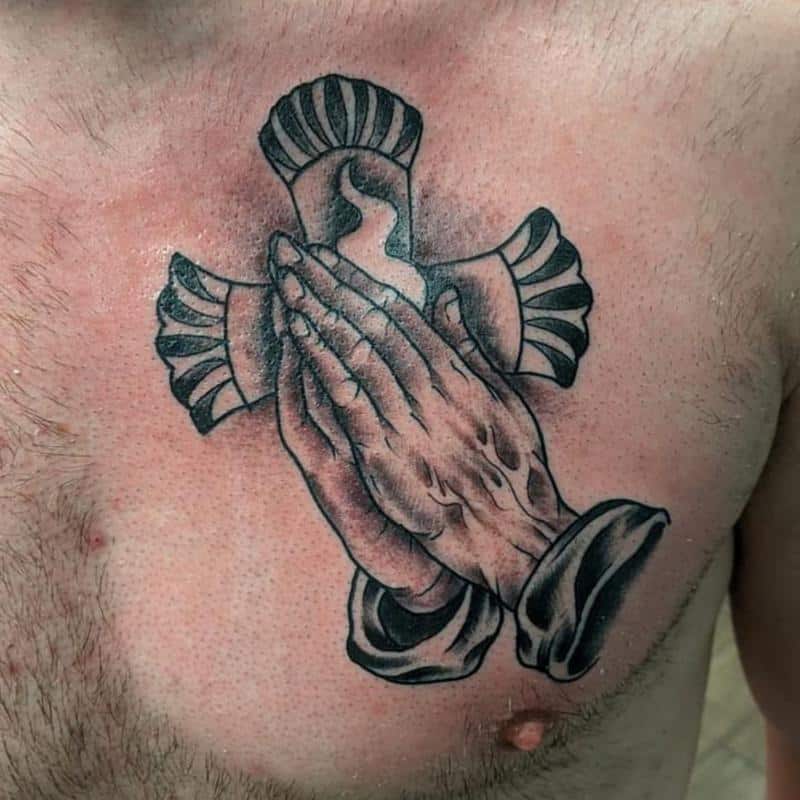 Tatuaje religioso en el pecho 2