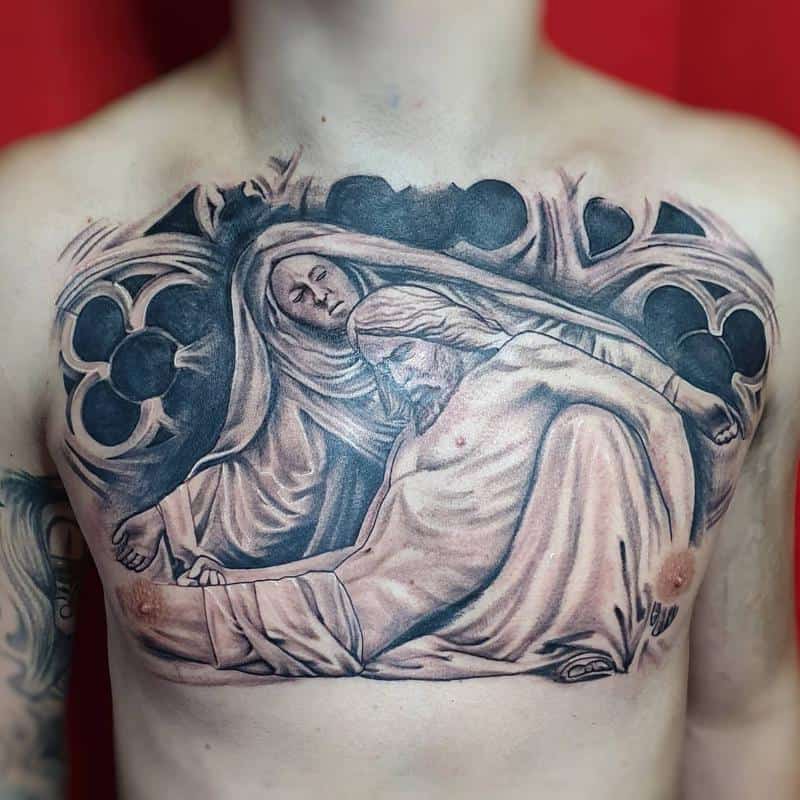 Tatuaje religioso en el pecho 3