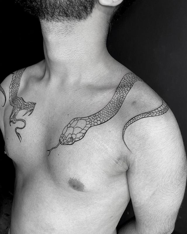 Tatuaje de serpiente en el pecho 2