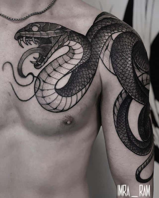 Tatuaje de serpiente en el pecho 4