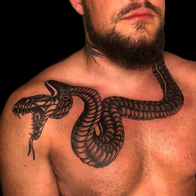 Tatuaje de serpiente en el pecho 5