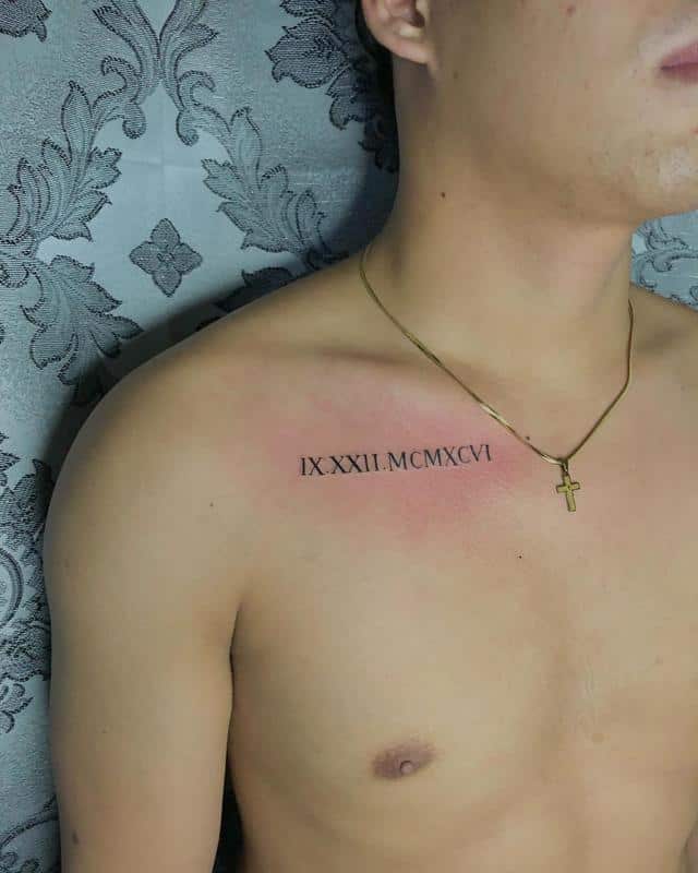 Tatuaje en el pecho de números romanos 5