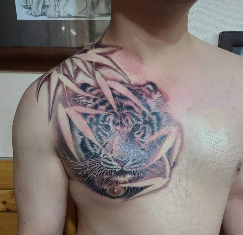 Tatuaje japonés en el pecho 2