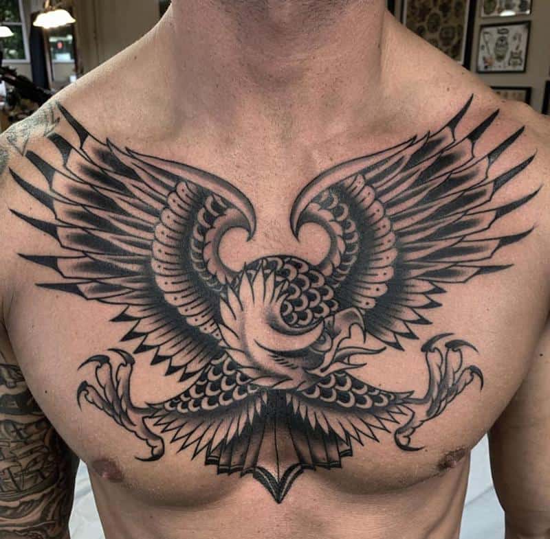 Tatuaje de pecho tradicional americano 1