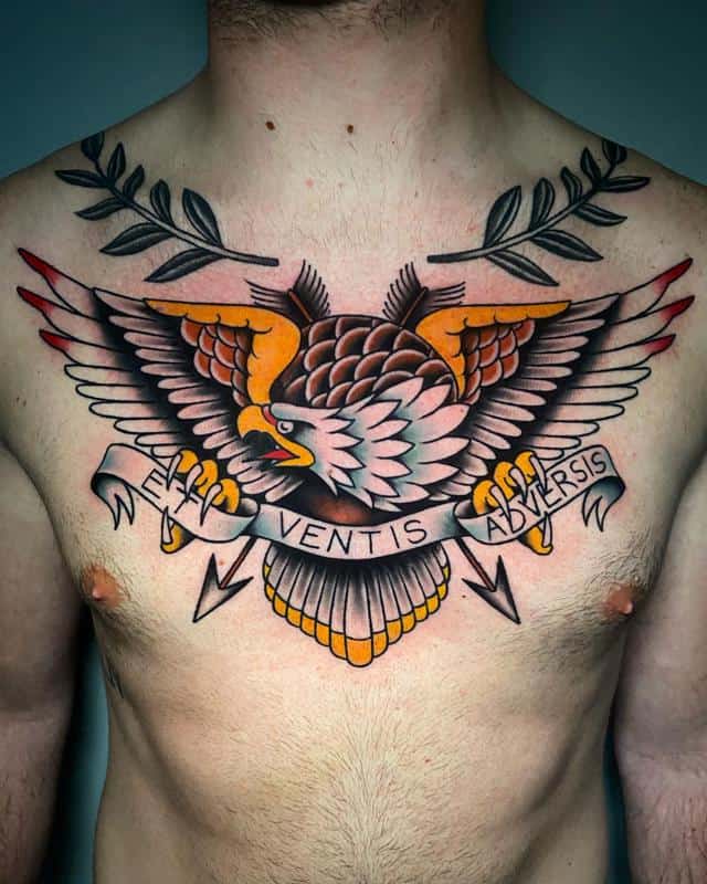 Tatuaje de pecho tradicional americano 4