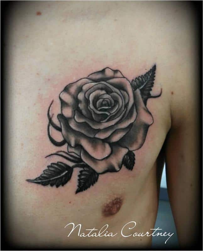 Tatuaje de rosa en el pecho 2