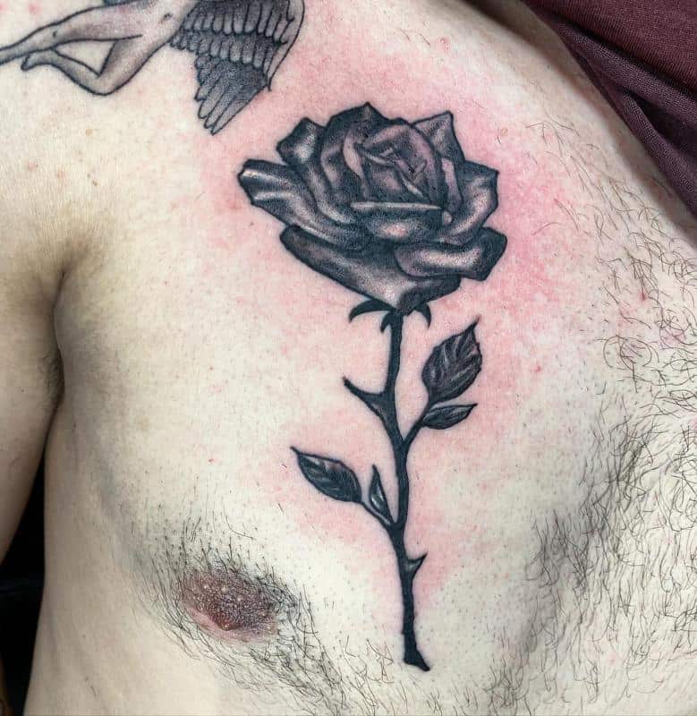 Tatuaje de rosa en el pecho 4