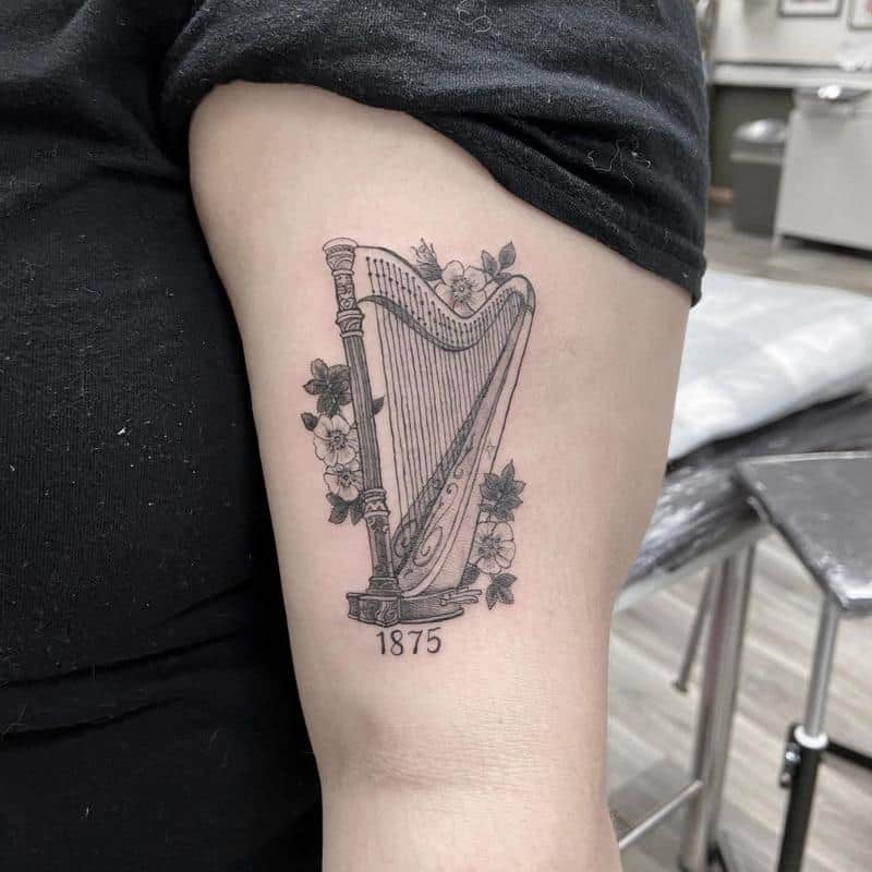 Varios diseños de tatuajes de instrumentos 6