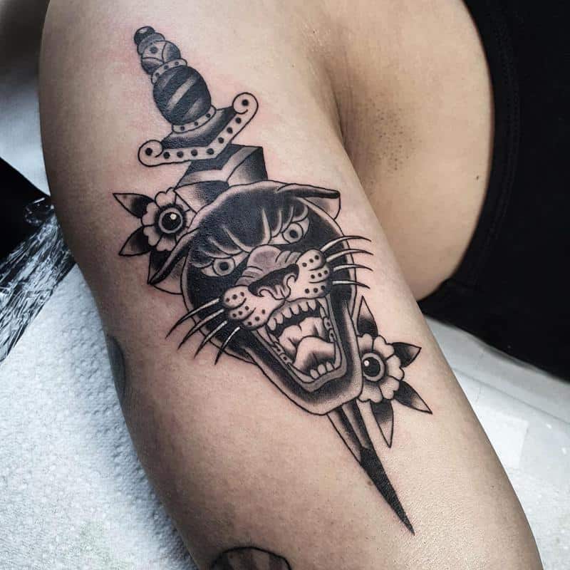 Tatuaje de daga y cabeza de pantera 1