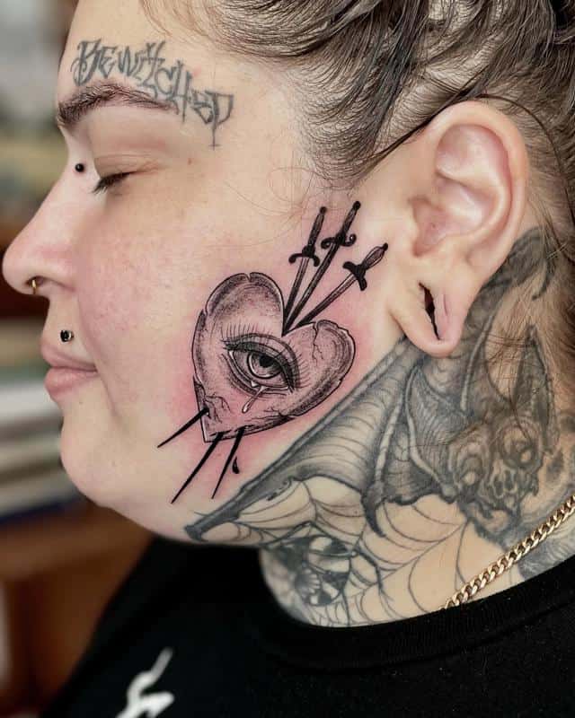 Tatuaje de corazón y daga 1