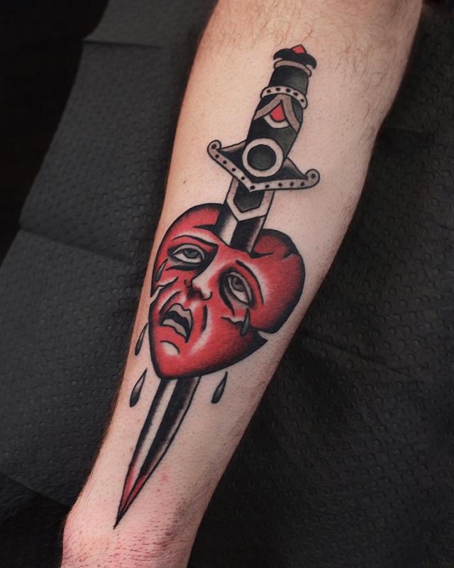 Tatuaje de corazón y daga 2