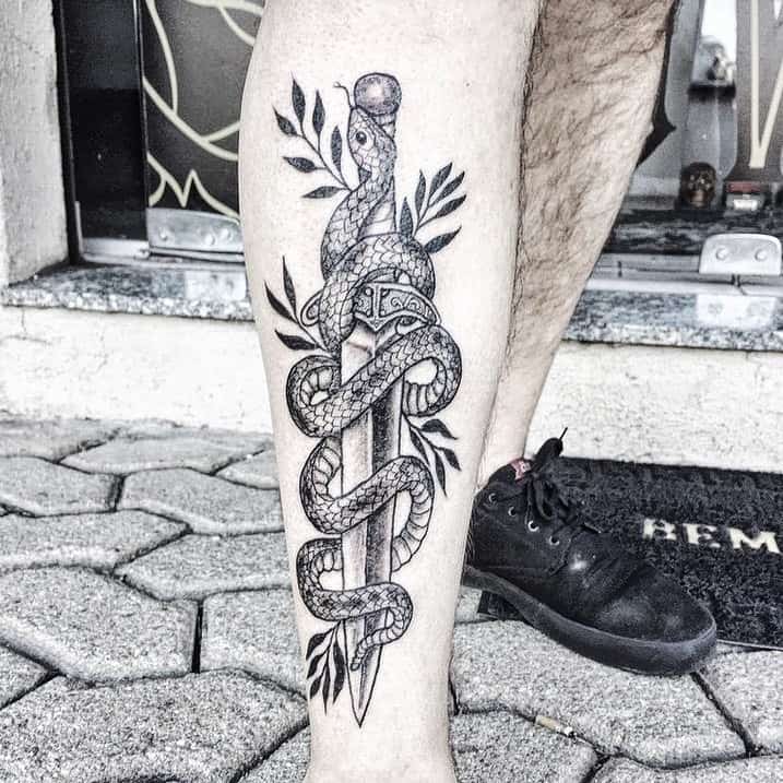 Daga y tatuaje de serpiente 2