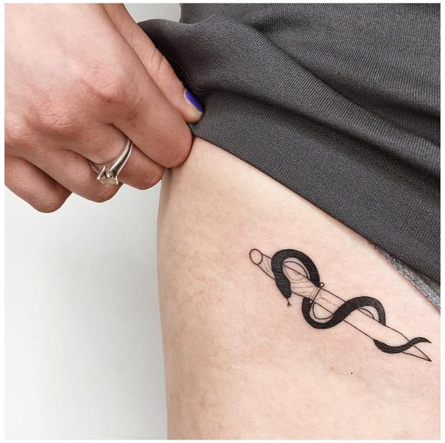 Daga y tatuaje de serpiente 3