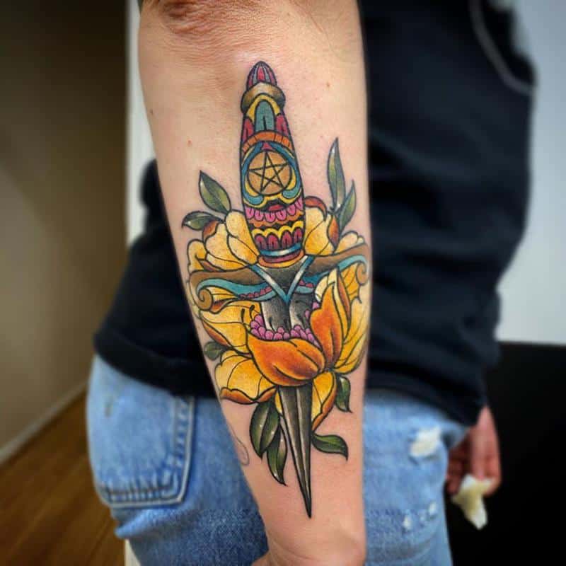 Tatuaje de daga y flor de espinilla colorida 1