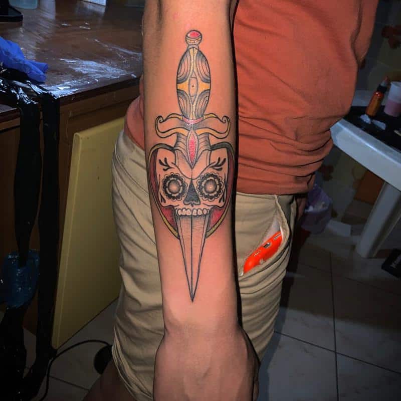 Tatuaje de capa y daga 2