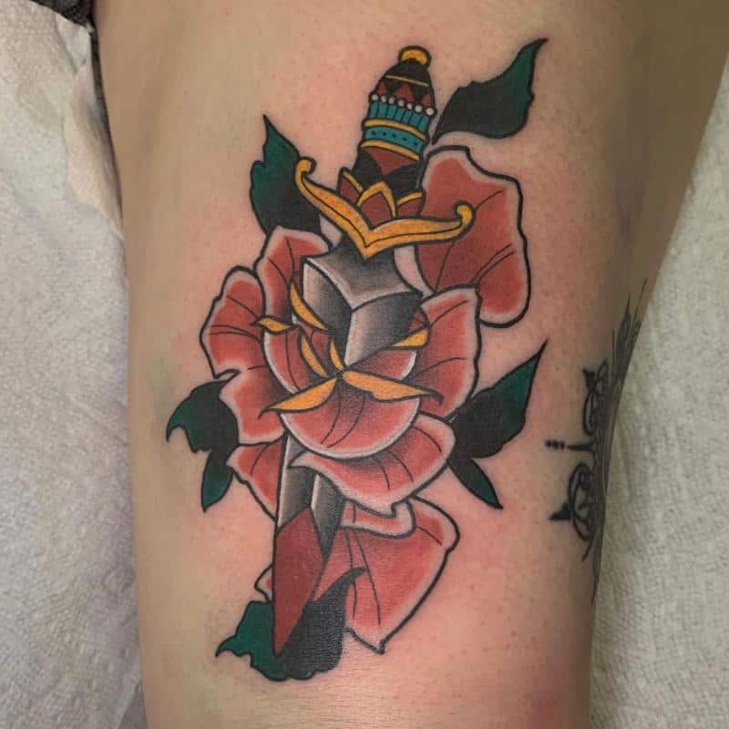 Tatuaje de daga y flor de espinilla colorida 3