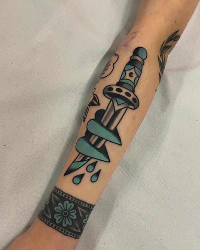 Tatuaje de daga azul 1