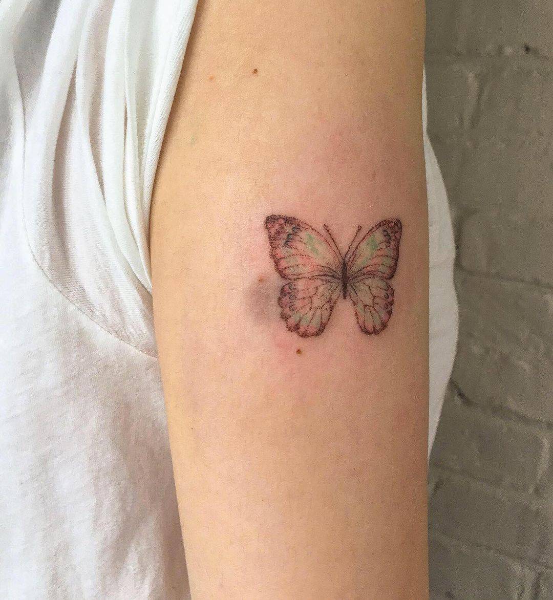 cubrir las marcas de nacimiento con un tatuaje de mariposa