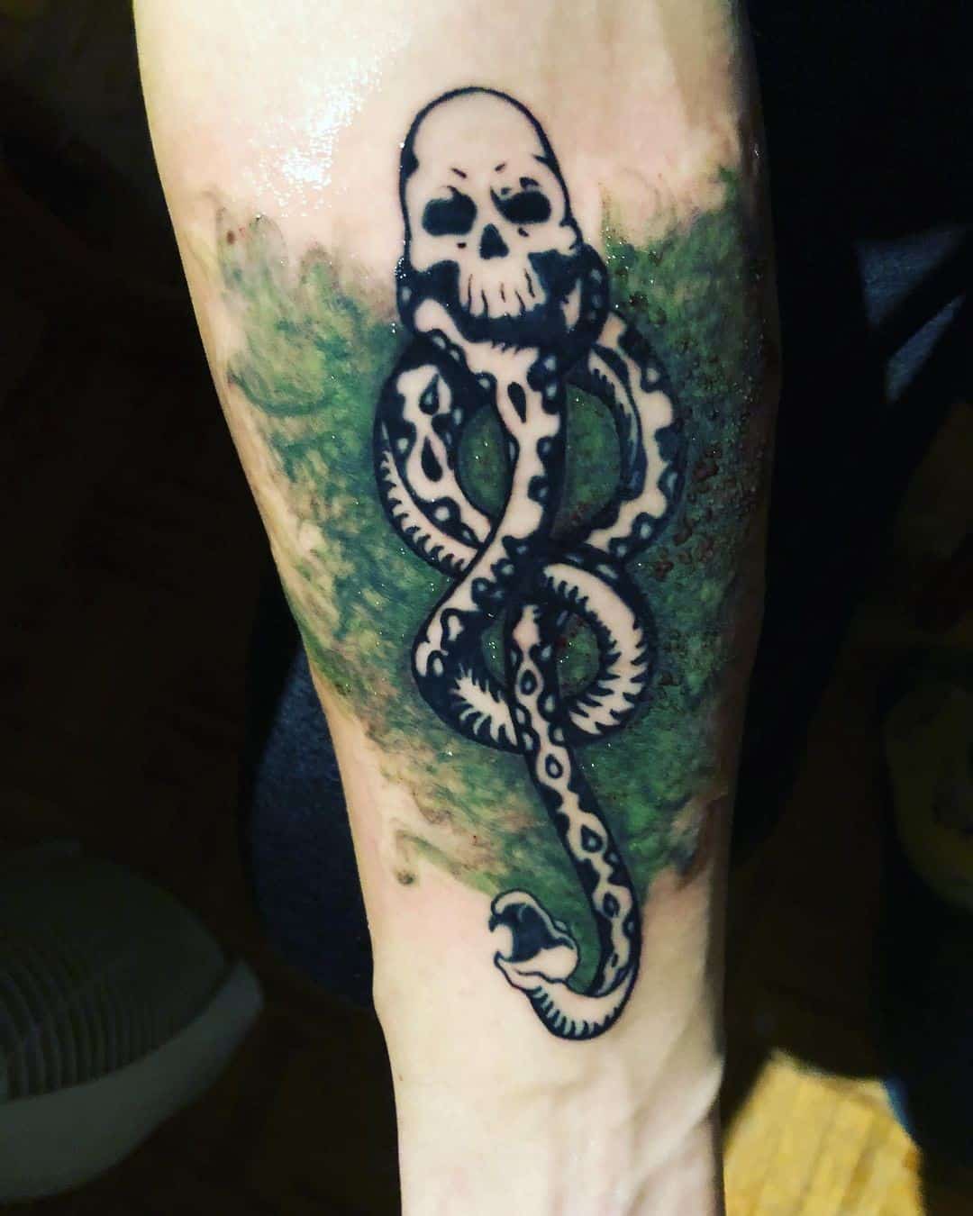 Tatuaje en el brazo, mortífago verde