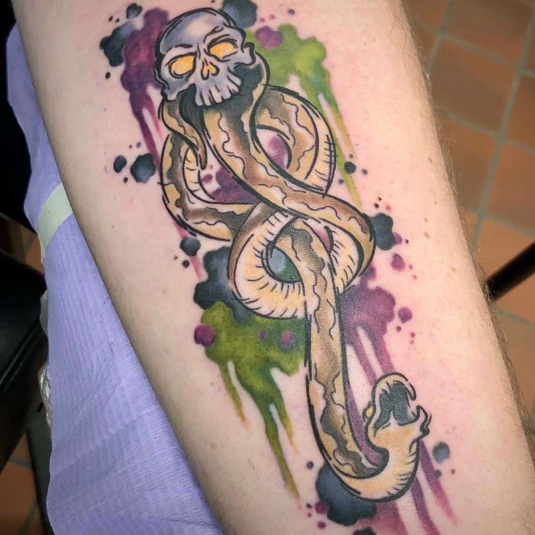 Tatuaje de mortífago de antebrazo brillante